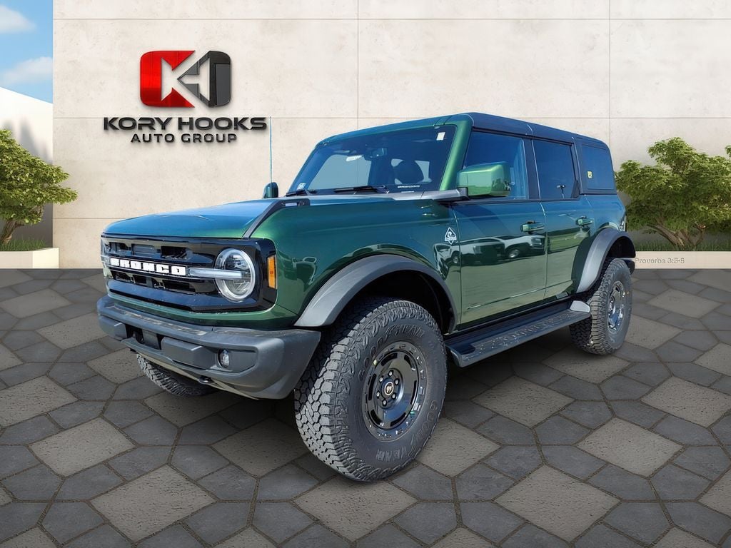 2025 Ford Bronco Outer Banks in Eruption Green Metallic — front three-quarter view